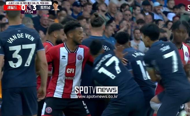 ▲ 셰필드의 안드레 브룩스가 난데없는 니킥을 시도해 손흥민을 가격했다. 무릎이 날아오기 직전, 손흥민과 특별한 언쟁이나 신경전이 있었던 것도 아니다. 손흥민은 그저 플레이에 집중하고 있을 뿐이었다. 곧바로 이날 경기를 관장한 앤디 메들리 주심은 브룩스에게 다이렉트 레드 카드를 꺼내 들었다. 브룩스의 폭력적인 행위가 나왔다는 이유였다. 그런데 메들리 주심은 돌연 온필드 리뷰를 진행했다. 그리고 체크를 끝낸 뒤, 브룩스의 레드카드를 취소했다. 레드카드는커녕, 옐로카드도 나오지 않았다. 이에 축구 팬들은 어이없다는 반응을 보이고 있다.