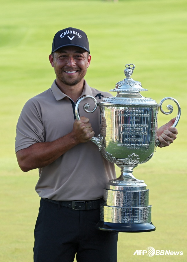 잰더 쇼플리가 20일(한국시간) 미국 켄터키주 루이빌의 발할라 골프클럽에서 열린 PGA 챔피언십에서 우승하고 트로피를 들어올리고 있다. /AFPBBNews=뉴스1
