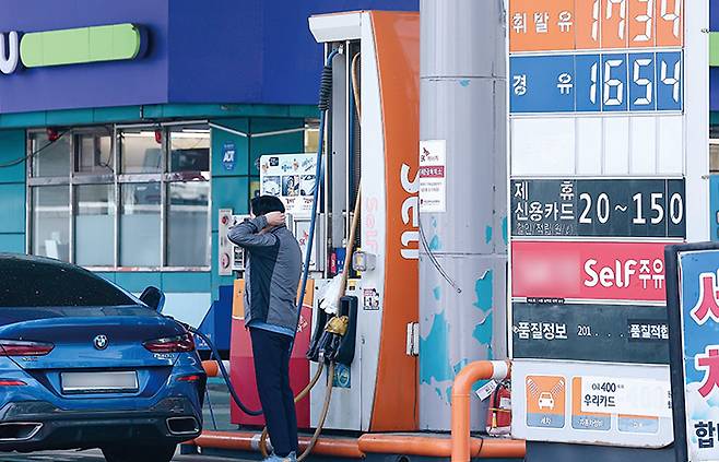 주유소 업계는 정부 정책으로 인해 이득을 보는 건 생각지 않고 손해만 생각한다.[사진=뉴시스]