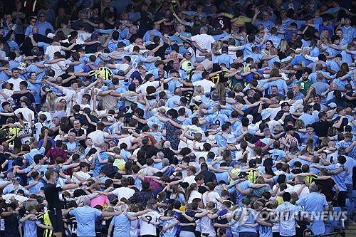 맨체스터 시티가 프리미어리그 최초 4연패를 기록한 클럽이 됐다. 펩 과르디올라 감독이 이끄는 맨시티는 20일 영국 맨체스터에 위치한 에티하드 스타디움에서 열린 웨스트햄 유나이티드와의 2023-24시즌 프리미어리그 38라운드 최종전서 3-1 완승을 거뒀다. 필 포든의 멀티골, 로드리의 쐐기골을 묶어 모하메드 쿠두스가 한 골을 만회한 웨스트햄을 눌렀다. 같은 시간 2위 아스널이 에버턴을 2-1로 꺾었으나 맨시티가 승점 91점 고지를 밟으며 2점 차로 아스널을 따돌리고 우승을 확정지었다. 연합뉴스