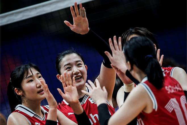 FIVB 랭킹 43위 한국 여자배구 대표팀이 20일 브라질 리우데자네이루 마라카랑지뉴 체육관에서 열린 2024 발리볼네이션스리그 1주 차 마지막 경기에서 13위 태국을 세트스코어 3-1로 제압하고 VNL 30연패를 끊었다. 강소휘가 양 팀 최다인 22득점을 올렸다. FIVB 제공