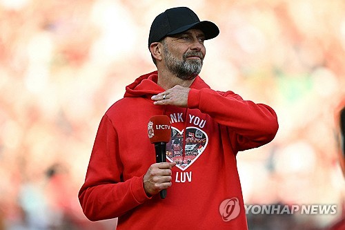 과르디올라 감독이 20일(한국시간) 웨스트햄 유나이티드와의 2023-2024시즌 프리미어리그 최종전 승리로 우승을 차지한 뒤, 기자회견에서 클롭 감독을 떠올리며 눈물을 보였다.   과르디올라 감독이 이끄는 맨시티는 이날 잉글랜드 맨체스터에 있는 에티하드 스타디움에서 열린 웨스트햄과의 리그 최종전에서 3-1로 승리했다. 과르디올라는 리버풀을 떠나는 위르겐 클롭 감독을 떠올리며 눈물을 보였다. 연합뉴스