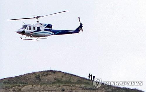 이란 대통령을 태우고 19일(현지시간) 이륙한 헬기 [IRNA 로이터=연합뉴스, 재판매 및 DB 금지]