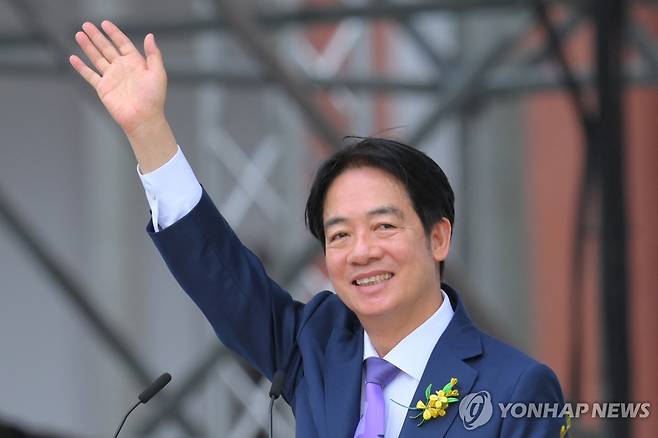 손 흔드는 라이칭더 신임 대만 총통 (타이베이 AFP=연합뉴스) 라이칭더 신임 대만 총통이 20일 타이베이 총통부에서 거행된 취임식 행사에서 취임 연설을 하던 도중 손을 흔들고 있다. 이날부터 4년간의 임기를 시작한 라이 총통은 전임 차이잉원 정부의 '민주·평화·번영' 노선에 대한 '현상 유지'에 초점을 맞출 예정이다. 2024.05.20 passion@yna.co.kr