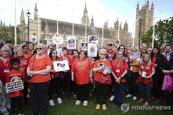 진상 규명 요구하는 시위대 (런던 AP/PA=연합뉴스) 19일(현지시간) 공식 조사위원회 보고서를 하루 앞두고 영국 런던 웨스트민스터 의사당 앞에서 진상 규명을 촉구하는 시위대가 모여 있다.
