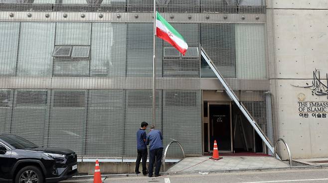 20일 서울 용산구 주한이란대사관에 에브라힘 라이시 전 이란 대통령을 추모하는 조기가 게양되고 있다.(사진=뉴스1)