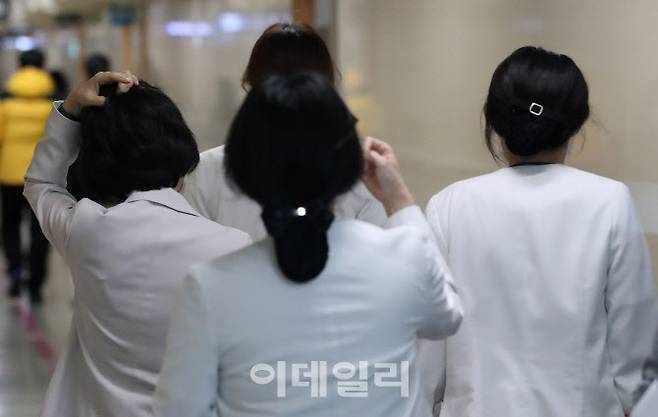 서울의 한 대학병원에서 의료진이 이동하고 있다. (사진= 이데일리 방인권 기자)