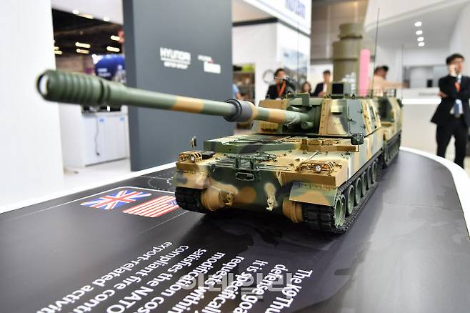 폴란드 MSPO 2022 전시회에 K9자주포 모형이 전시돼 있다. (사진=한화디펜스)