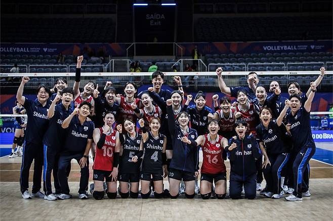VNL 태국전에서 승리한 후 기념촬영하는 한국 여자배구 대표팀, FIVB