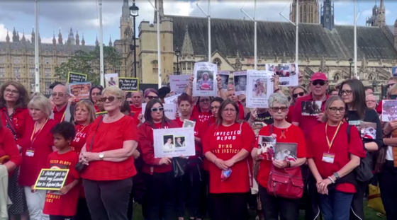 현지시간 19일 영국 오염혈액조사위원회가 최종 보고서를 하루 앞두고 영국 런던 웨스트민스터 의사당 앞에서 진상 규명을 촉구하는 시위대가 모여 있다. 〈사진=로이터통신〉