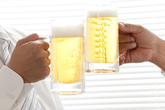술을 한꺼번에 많이 들이켜면 혈중알코올농도가 급격히 상승해 간에 무리가 갈 수 있다. [사진= 게티이미지뱅크]