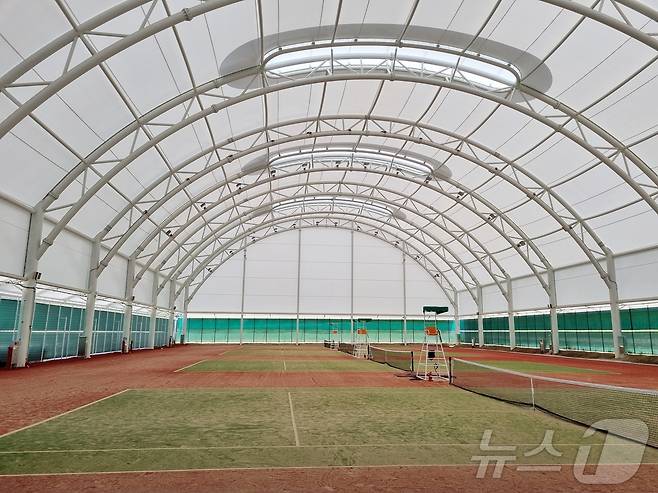 전북자치도 장수군은 종합경기장 실내 테니스장이 개장했다고 21일 밝혔다.(장수군 제공)2024.5.21/뉴스1