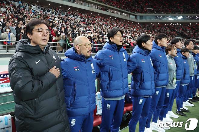 21일 오후 서울 마포구 서울월드컵경기장에서 열린 2026 북중미 월드컵 아시아지역 2차예선 C조 조별리그 3차전 대한민국과 태국과의 경기 시작에 앞서 황선홍 감독을 비롯한 대한민국 코치진 및 선수들이 애국가를 제창하고 있다. 2024.3.21/뉴스1 ⓒ News1 민경석 기자