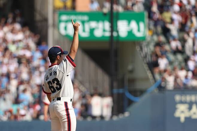 두산 김택연이 지난 19일 잠실 롯데전에서 외야 플라이로 아웃키운트를 잡고 있다. 사진 | 두산 베어스