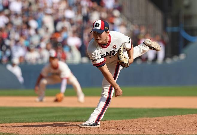 두산 신인 김택연이 지난 19일 잠실 롯데전에서 투구하고 있다. 사진 | 두산 베어스
