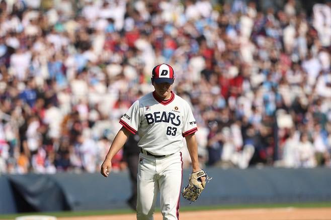 두산 신인 투수 김택연이 지난 19일 잠실 롯데전에서 투구를 마친 후 더그아웃으로 돌아가고 있다. 사진 | 두산 베어스