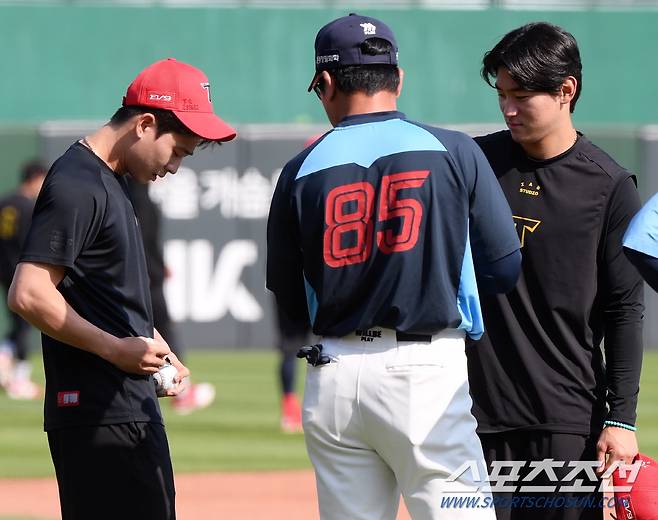 편안하게 사인을 하는 박찬호의 모습