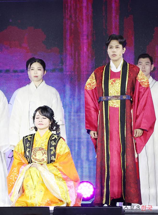 '코리아 온 스테이지' 무대에 오른 김소현·손준호&뮤지컬 '명성황후' 팀. ⓒ이혜영 기자 lhy@hankooki.com