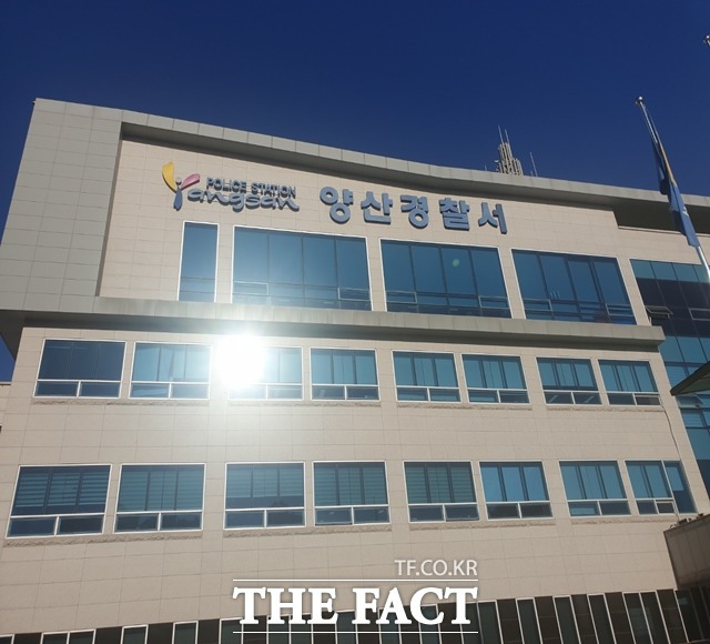 양산의 한 아파트 인근 도로에서 남녀 대학생이 함께 오토바이를 타고 가다 도로 옆 연석을 들이받고 전도돼 운전자가 숨졌다./양산=강보금 기자