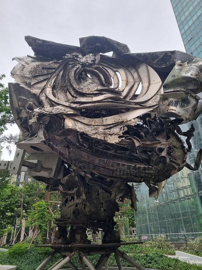 프랑크 스텔라, 꽃이 피는 구조물 – 아마벨을 추억하며, 1997년, 스테인리스스틸, 900x900x900cm, 서울 포스코 타워 소재.