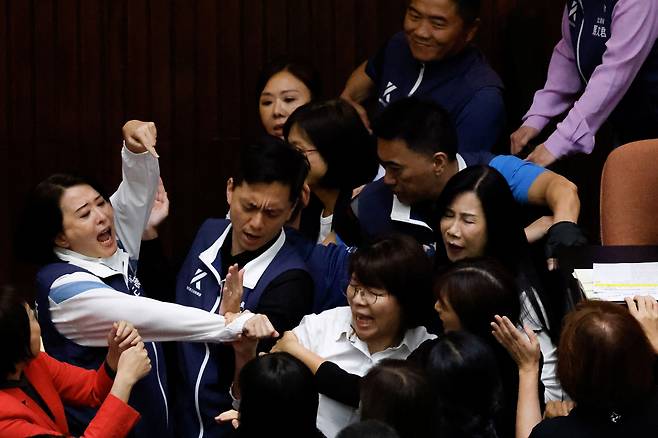 라이칭더 총통 취임 다음날인 21일 대만 타이베이 입법원(국회)에서 또다시 육탄전이 벌어졌다. 사진은 지난 17일 입법원에서 입법원 개혁법안 투표를 앞두고 여야 의원들이 격렬한 몸싸움을 벌이는 모습./로이터 연합뉴스