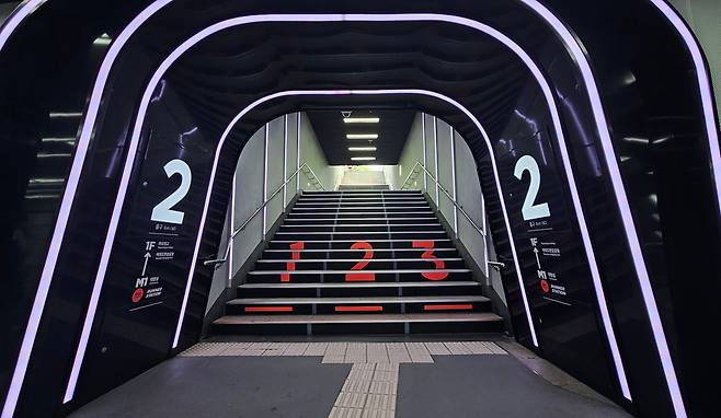 21일 오전 서울 지하철 5호선 여의나루역 2번출구의 모습. 서울시 관계자는 "마라톤 도착지, 출발지를 본떠 만들었다"며 "계단은 육상 트랙이 연상되도록 디자인했다"고 말했다./박진성 기자