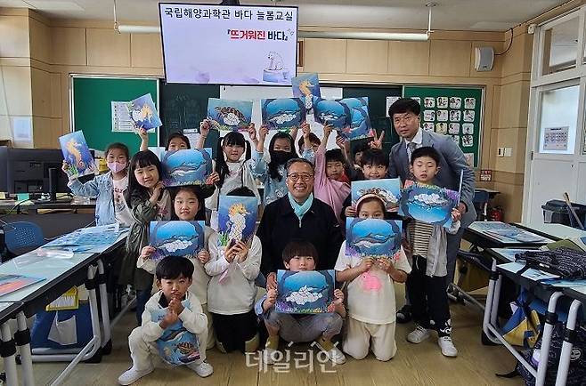 김외철 국립해양과학관장이 20일 경북 울진군 부구초등학교에서 일일 수업을 하고 기념사진을 찍고 있다. ⓒ국립해양과학관