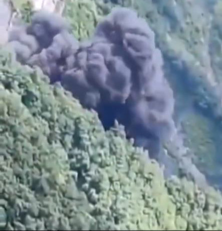 영상에서 헬기 한 대가 산 중턱에 추락해 검은 연기를 내뿜고 있다. 그러나 이 영상은 2022년 조지아에서 발생한 헬기 추락 사고 영상으로 확인됐다. X(옛 트위터) 갈무리