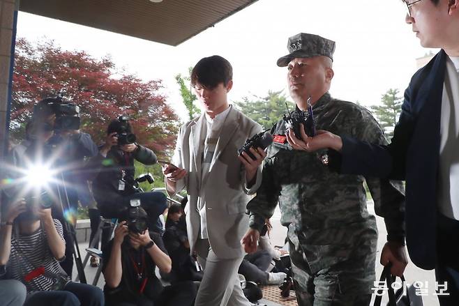 김 사령관이 기자들의 질문에 답하지 않고 황급히 청사 건물로 들어가고 있다.