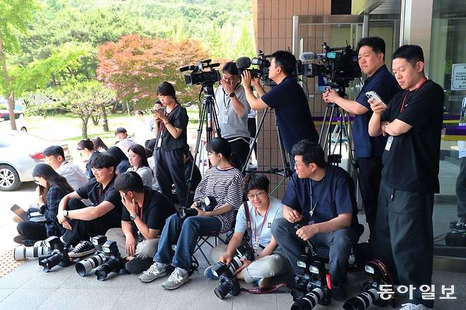 공수처 입구에서  김계환 사령관과  박정훈 대령을 기다리는  신문,방송 영상기자들.