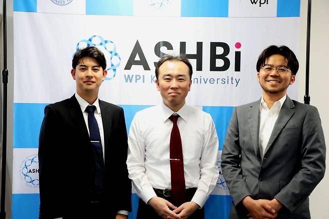 일본 교토대 고등연구원의 사이토 미치노리 교수(가운데) 연구팀. 사진 출처 교토대 홈페이지