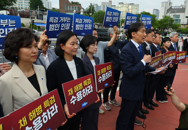 조국 조국혁신당 대표가 20일 오전 서울 용산 대통령실 앞에서 열린 채상병 특검 수용 촉구 기자회견에서 발언하고 있다. 연합뉴스