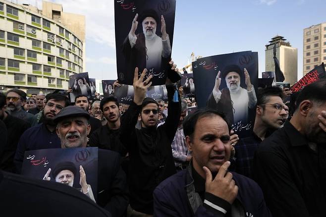 20일(현지시간) 이란 수도 테헤란에서 세예드 에브라힘 라이시 이란 대통령의 사망을 애도하는 시민들이 추모 행사에 참석한 모습.AP연합뉴스