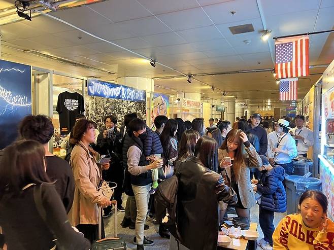 서울지하철 2·6호선 신당역에서 열린 '반스 스테이션 신당' 행사를 찾은 시민들. 연합뉴스