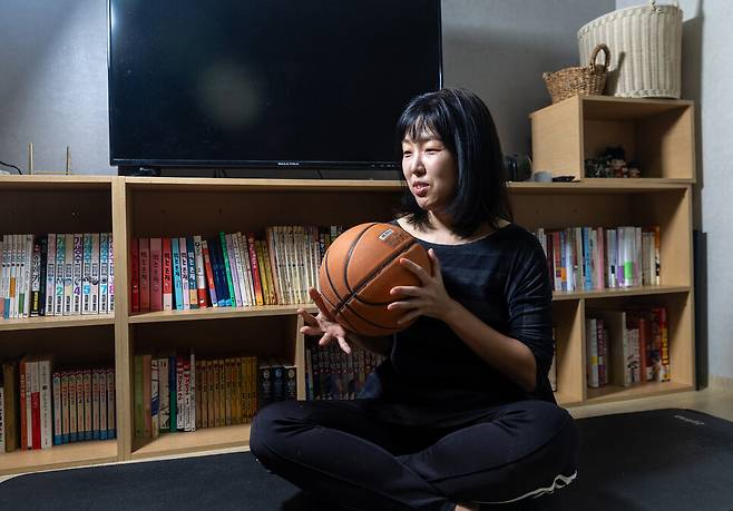 2024년 5월3일 서울 자택에서 만난 들개이빨 작가. 김진수 기자