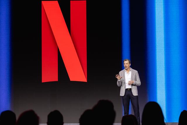 그레그 피터스 넷플릭스 공동 최고경영자(CEO)가 2023년 2월 스페인 바르셀로나에서 열린 모바일월드콩그레스(MWC)에서 연설하고 있다. 넷플릭스 제공