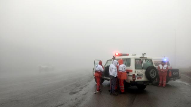 에브라힘 라이시 이란 대통령이 탑승한 헬기가 이란 북서부 바르즈건 인근 산악지대에 추락한 지난 19일 안개 자욱한 현장 인근에 구조대가 모여 있다. 바르즈건=AP 뉴시스
