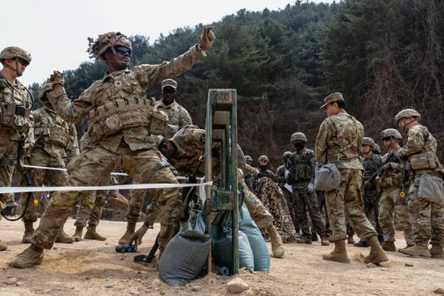 미 3기병연대와 대한민국 육군 수도기계화사단 병사들이 로드리게즈 사격장에서 진행된 무기 레인에서 시뮬레이션 수류탄을 던지고 있다. 사진은 기사 내용과 관련이 없다. 미8군 제공