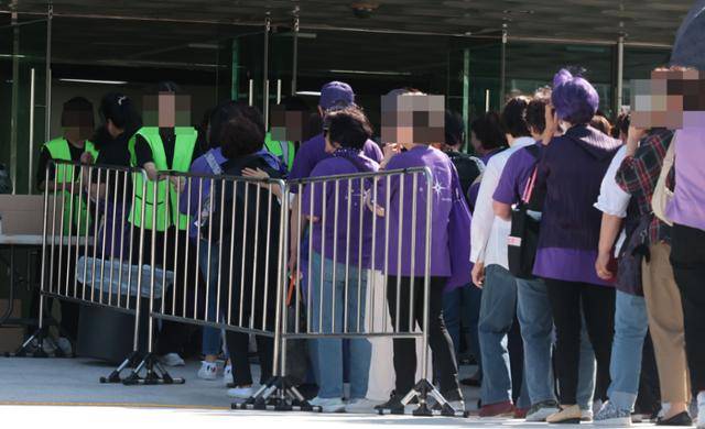 지난 18일 가수 김호중의 전국 투어 콘서트 '트바로티 클래식 아레나 투어 2024'가 열린 경남 창원시 성산구 창원스포츠파크 실내체육관 입구에 팬들이 줄지어 서 있다. 창원=연합뉴스