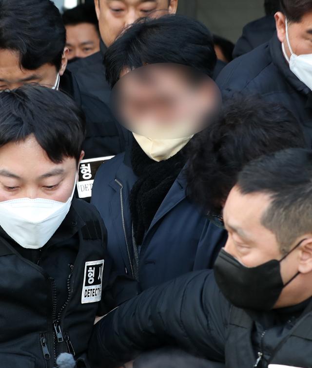 이재명 더불어민주당 대표를 흉기로 피습한 피의자가 지난 1월 2일 오후 부산사상경찰서에서 부산경찰청으로 이송되고 있는 모습. 뉴스1