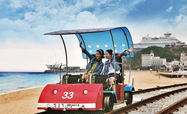 정동진레일바이크는 지난 4월 선로를 변경해 전 구간에서 바다 풍광을 즐길 수 있다. 코레일관광개발 제공