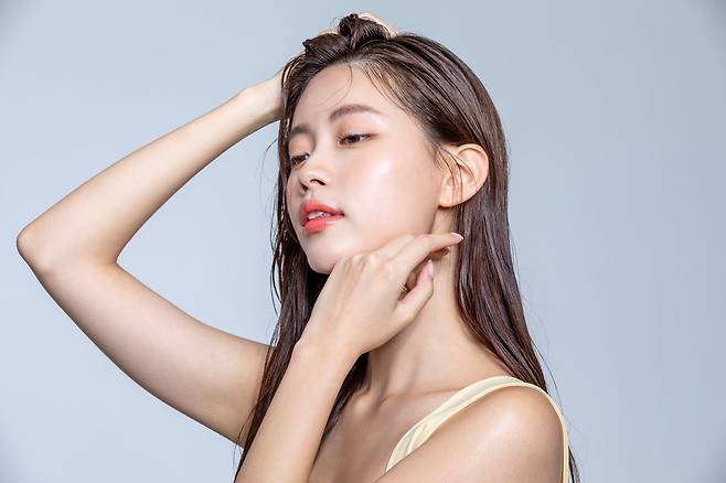 머리카락 쓸어 넘기기, 포니테일, 붙임 머리 사용, 새치를 뽑는 습관은 견인성 탈모의 원인이 될 수 있다. / 사진 = 클립아트코리아