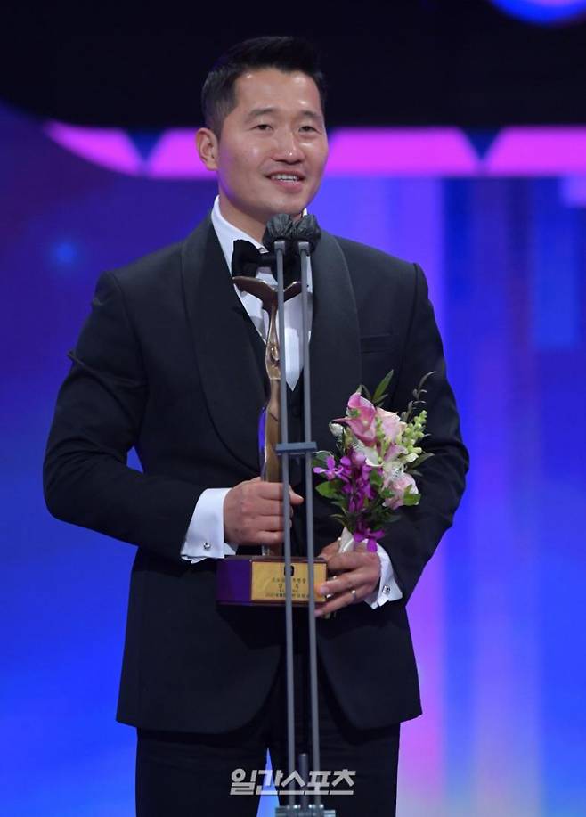 "강형욱이 25일 오후 서울 여의도 KBS에서 진행되는 ‘2021 KBS 연예대상’에 참석해 프로듀서 특별상 수상후 소감을 말하고 있다. '2021 KBS 연예대상은 한 해 동안 웃음과 감동을 주기 위해 활약한 예능인들의 축제로 25일 KBS에서 생방송으로 진행된다. 사진=KBS제공 2021.12.25 "