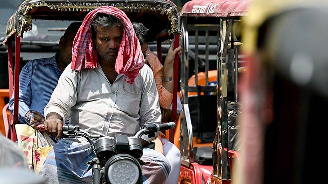 폭염에 수건으로 머리를 감싼 뉴델리 릭샤(삼륜차) 운전사 [사진 제공: 연합뉴스]