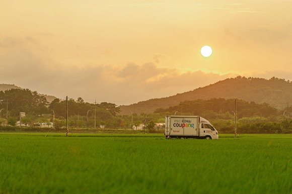 전라북도의 한 마을로 '로켓배송' 중인 쿠팡 차량. [사진=쿠팡]