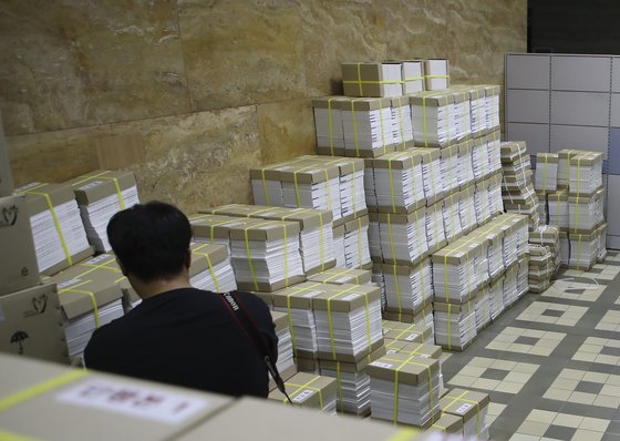 여의도 국회 본청 의안과 자료실에 서류들이 쌓여있는 모습. 김경록 기자