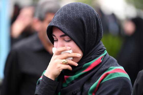 지난 20일(현지시간) 이란 테헤란의 한 광장에서 한 여성이 에브라힘 라이시 대통령을 비롯한 헬기 사고 희생자들을 애도하고 있다. 신화통신=연합뉴스