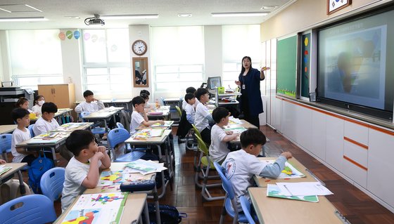 16일 부산 남구 연포초에서 1학년 학생들이 늘봄교실 프로그램을 듣고 있다. 교육부, 부산시교육청