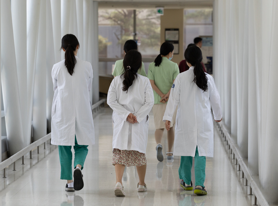 17일 오전 서울의 한 대학병원 의료진이 병원 내에서 이동하고 있다. [뉴스1]