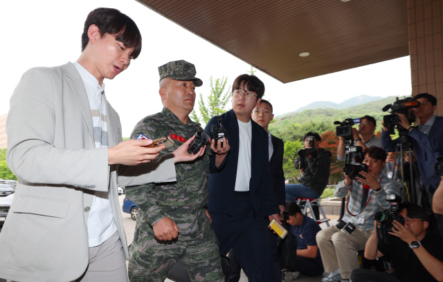 ▲ 김계환 해병대 사령관이 21일 오전 해병대 채모 상병 순직 사건 수사외압 의혹 관련 조사를 받기 위해 정부과천청사 고위공직자범죄수사처(공수처)로 출석하고 있다. 연합뉴스